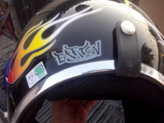 หมวกกันน๊อค ลายไฟ ไม่ทราบรุ่น เก่ายุ่น