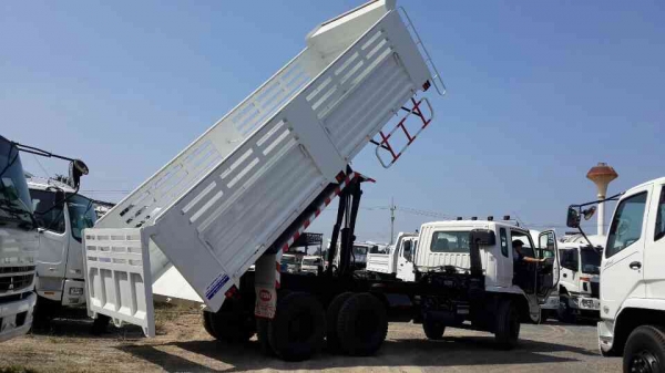 ขายรถบรรทุก10ล้อดั๊มพ์คอกรั้วสามเส้น สองเพลา 240แรงม้า 10เกียร์