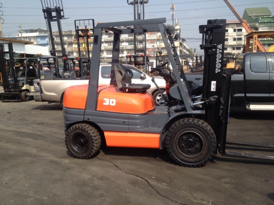 รถยกโตโยต้ารุ่น 6 ยก 3 ตัน เสาสูง 3 เมตร เครื่องดีเซล เกียร์ธรรมดา