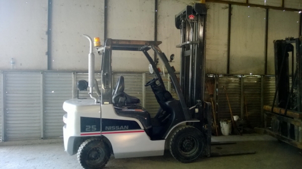 นิสสันรุ่นใหม่ล่าสุด 2.5 ตัน เสาสูง 4.5 เมตร เครื่องดีเซล เกียร์ออโต้