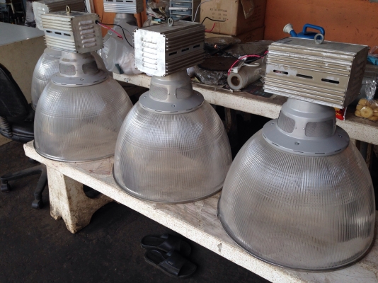 ขายโคมไฟเดย์ไลน์ พร้อมหลอดไฟ 220 V 400 w ขนาดเส้นผ่านศูนย์กลาง 57 cm. ใช้ในโรงงานอุตสาหกรรมได้ดี สว่างมากใช้ไฟน้อย สภาพสวย พร้อมใช้งาน มีหลายชุดครับ