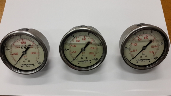 ขาย เกจวัดแรงดัน  3 อัน 100 bar 2 ตัว และ 400 bar 1 ตัว