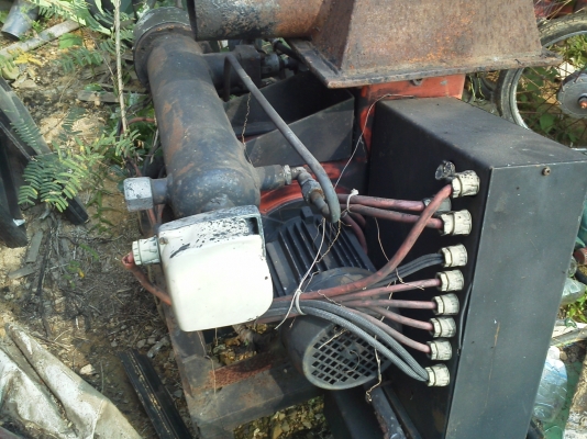 หัวพ่นไฟขนาดปากท่อโตประมาณ5-6นิ้วใช้น้ำมันดีเซลหรือน้ำมันเตามีอุปกรณ์ครบ(มี2เครื่อง)