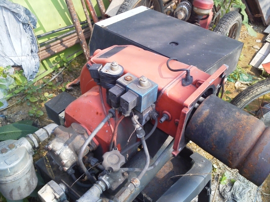 หัวพ่นไฟขนาดปากท่อโตประมาณ5-6นิ้วใช้น้ำมันดีเซลหรือน้ำมันเตามีอุปกรณ์ครบ(มี2เครื่อง)