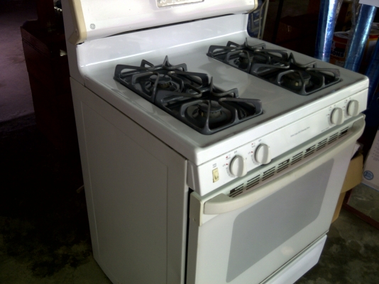 เตาแก็ส gE 4หัวพร้อมตู้อบขนาดใหญ๋แทบไม่เคยใช้ระบบควบคุมด้วยดิจิตอล สภาพค่อยข้างใหม่มากมีตั้งเวลาการทำงานได้