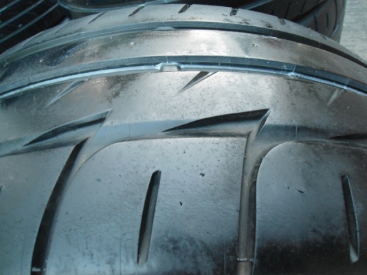 ขายยาง BRIDGESTONE RE11 205/45/17 ปลายปี09 ดอกเต็ม ชุดละ 9,900 บาท