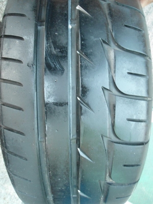ขายยาง BRIDGESTONE RE11 205/45/17 ปลายปี09 ดอกเต็ม ชุดละ 9,900 บาท