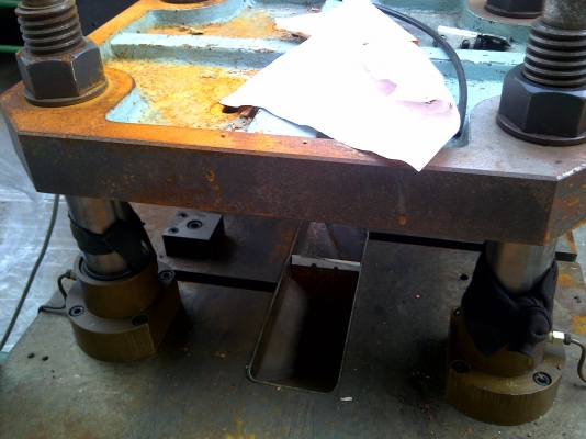 เครื่องปั๊มกดตัดหรือปั๊มชิ้นงานด้วย ไฮดรอลิค 4 เสา มีช่องป้อนงานเข้าและชิ้นออกอัตโนมัต เครื่องสภาพดี เครื่องปั๊มกดตัดหรือปั๊มชิ้นงานด้วย ไฮดรอลิค 4 เสา มีช่องป้อนงานเข้าและชิ้นออกอัตโนมัต เครื่องสภาพดี