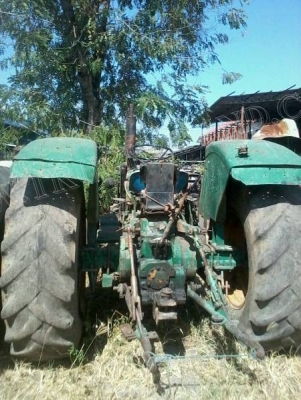 รถไถ John Deere ขายตามสภาพพร้อมใบดัน