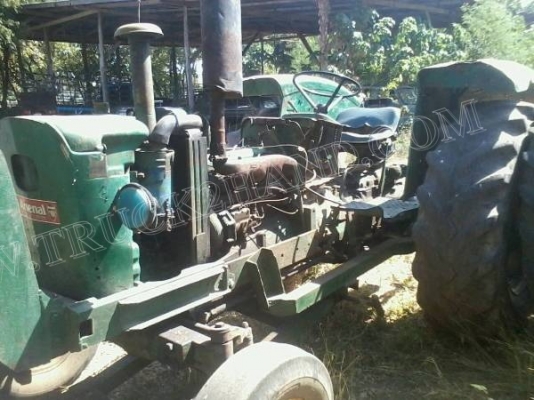 รถไถ John Deere ขายตามสภาพพร้อมใบดัน