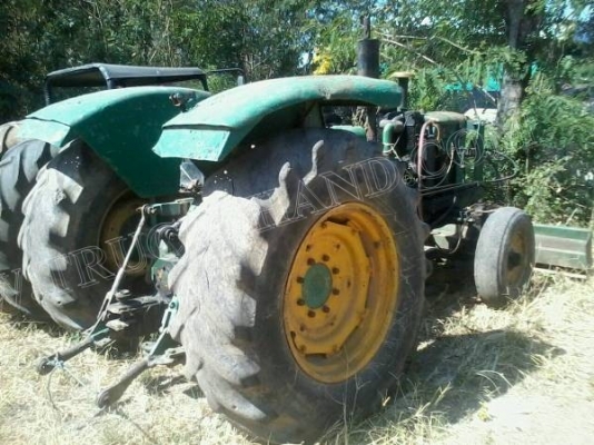 รถไถ John Deere ขายตามสภาพพร้อมใบดัน