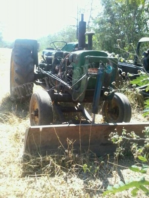 รถไถ John Deere ขายตามสภาพพร้อมใบดัน