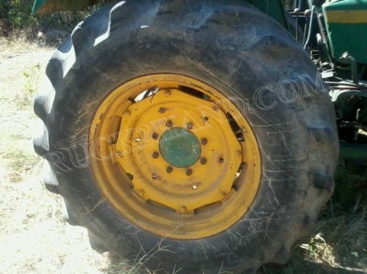 รถไถ John Deere ขายตามสภาพพร้อมใบดัน