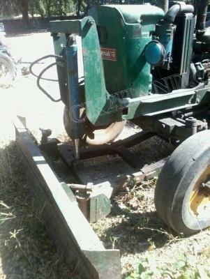 รถไถ John Deere ขายตามสภาพพร้อมใบดัน