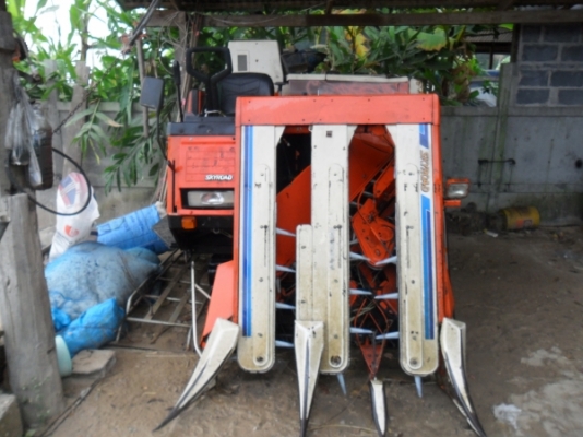 รถเกี่ยวข้าวคูโบต้า RX 1550   100,000 บาท