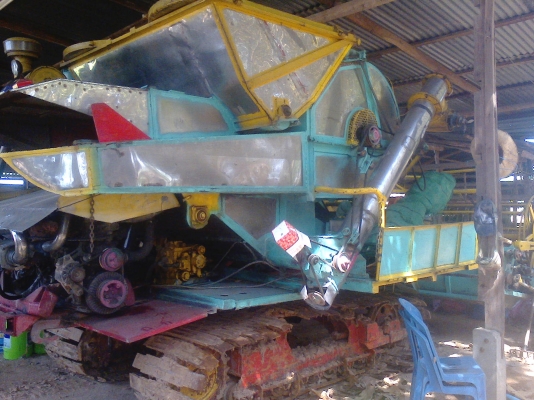 รถเกี่ยวข้าวไทยเส็งอุ้มน่าเอาไปใช้สวยๆ485000 รถเกี่ยวข้าวไทยเส็งอุ้มน่าเอาไปใช้สวยๆ485000