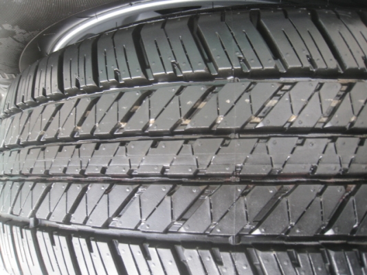 ขายล้อแม็กป้ายแดง toyota fortuner 17"x7.5" et30 6 รู 139.7 + ยาง bridgestone dueler h/t 684II 265/65r17 ยางผลิตสัปดาห์ที่ 37-1เส้น 41-3 เส้น ปี13 ตุ่มที่หน้ายางมีทุกเส้นครับ ขายทั้งชุด 29,900 บาทครับ สนใจติดต่อเล็กคลองสามครับ (081-3747940)