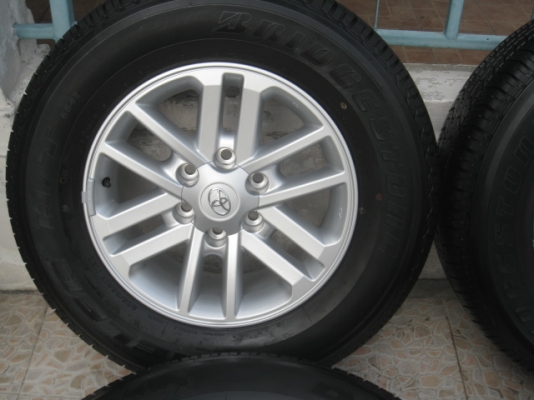 ขายล้อแม็กป้ายแดง toyota fortuner 17"x7.5" et30 6 รู 139.7 + ยาง bridgestone dueler h/t 684II 265/65r17 ยางผลิตสัปดาห์ที่ 37-1เส้น 41-3 เส้น ปี13 ตุ่มที่หน้ายางมีทุกเส้นครับ ขายทั้งชุด 29,900 บาทครับ สนใจติดต่อเล็กคลองสามครับ (081-3747940)