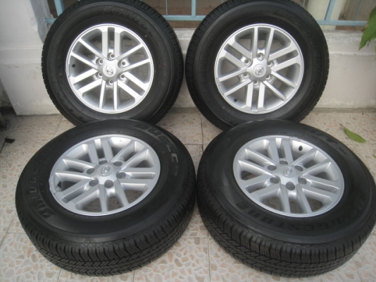 ขายล้อแม็กป้ายแดง toyota fortuner 17"x7.5" et30 6 รู 139.7 + ยาง bridgestone dueler h/t 684II 265/65r17 ยางผลิตสัปดาห์ที่ 37-1เส้น 41-3 เส้น ปี13 ตุ่มที่หน้ายางมีทุกเส้นครับ ขายทั้งชุด 29,900 บาทครับ สนใจติดต่อเล็กคลองสามครับ (081-3747940)
