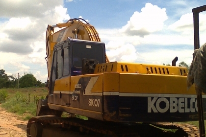 รถแบคโฮ โกเบโก้200-2 ตัวเดินใหญ่สวยมาก รถแบคโฮ โกเบโก้200-2 ตัวเดินใหญ่สวยมาก