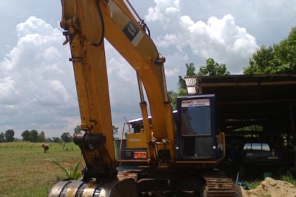 รถแบคโฮ โกเบโก้200-2 ตัวเดินใหญ่สวยมาก รถแบคโฮ โกเบโก้200-2 ตัวเดินใหญ่สวยมาก