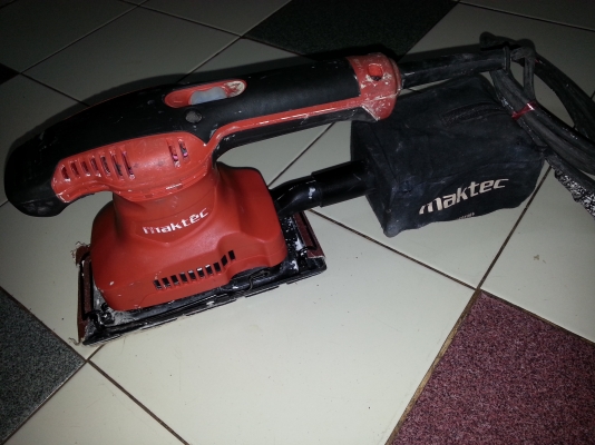 ขายเครื่องขัดกระดาษทรายแบบสั่นยี่ห้อMAKTECสภาพสวยๆพร้อมอุปกรณ์ราคาไม่แพงครับ