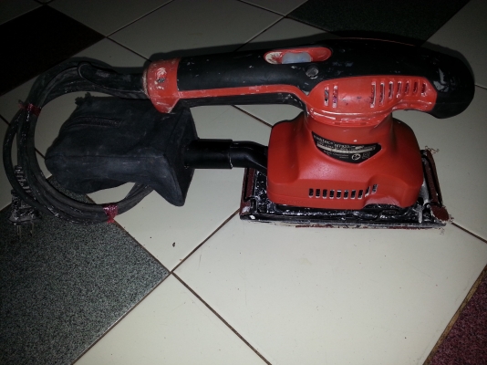 ขายเครื่องขัดกระดาษทรายแบบสั่นยี่ห้อMAKTECสภาพสวยๆพร้อมอุปกรณ์ราคาไม่แพงครับ