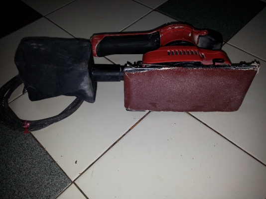 ขายเครื่องขัดกระดาษทรายแบบสั่นยี่ห้อMAKTECสภาพสวยๆพร้อมอุปกรณ์ราคาไม่แพงครับ