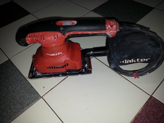 ขายเครื่องขัดกระดาษทรายแบบสั่นยี่ห้อMAKTECสภาพสวยๆพร้อมอุปกรณ์ราคาไม่แพงครับ