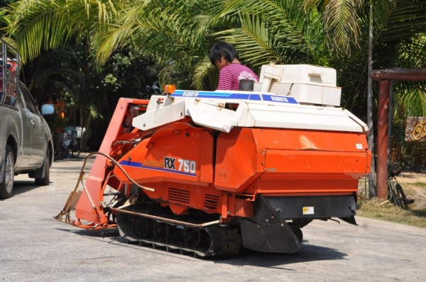 ขายรถ เกี่ยว-นวด ล้อตีนตะขาบ KUBOTA สภาพสวยเดิมจากญี่ปุ่น 59,000 เท่านั้น!!