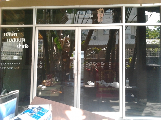 ขายด่วน ประตูหน้าต่างกระจกบานสวิงขอบอลูเนียมมีวงกบสามารถนำไปใช้ได้เลย ขายถูกจร้าท่านใดสนใจ ติดต่อ ด่วน มาก่อนได้ก่อน  089-3530206