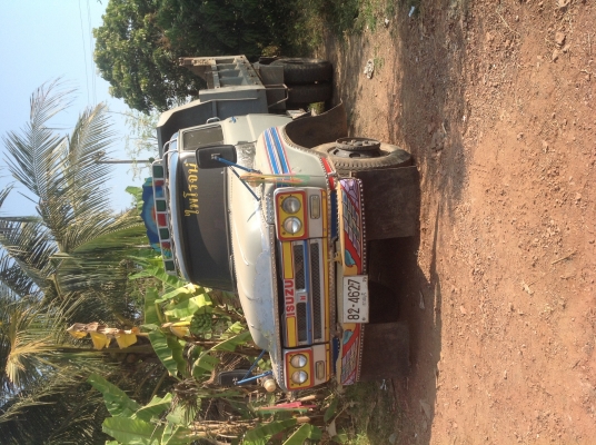 ขายรถ6ล้อดำหน้ายาว สภาพสวยพร้อมทำงาน มีสโลวกลาง ทะเบียนพร้อม