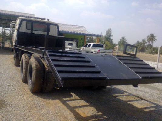 Nissan ud เทนเลอร์ บรรทุกรถแบคโฮ