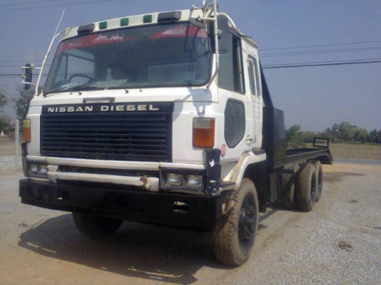 Nissan ud เทนเลอร์ บรรทุกรถแบคโฮ