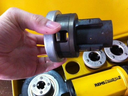 เครื่องต๊าปเกลียวท่อ REMS ของใหม่จากเยรมันยังไม่เคยถูกใช้งานมีชุดมีเกลี่ยวมาให้ 6 ตัว