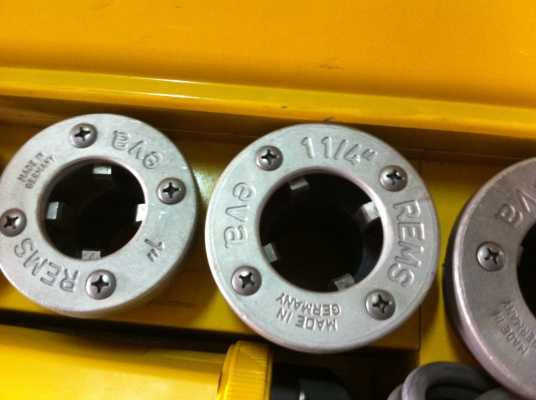 เครื่องต๊าปเกลียวท่อ REMS ของใหม่จากเยรมันยังไม่เคยถูกใช้งานมีชุดมีเกลี่ยวมาให้ 6 ตัว