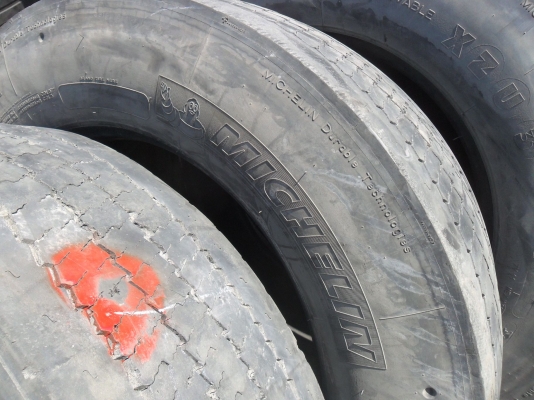 ยาง MICHELIN 275/70R22.5 สวยๆ ราคา เส้นละ 1500 บาท