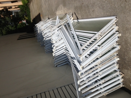 ราคาเกือบสองหมื่นครับครับชุดห้องอาบน้ำกระจกแคปเปอร์ ขอบอะลูมิเนียมสวยครับขนาด 1.30*1.30 เมตรครับขายเป็นชุดครับราคานี้คุ้มมากในห้างยี้ห้อนี้ราคาเกือบสองหมื่นครับครับ