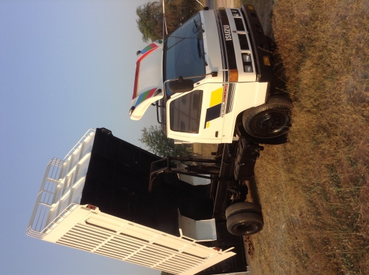 ISUZU NPR 115 แรง สีขาว ดั้มคอกสูง กระบะยาว4.20 เมตร เต็ม ช่วงล่างF เกียรใหญ่ พวงมาลัยเพาเวอร์ ยางดี ซัซซีสวย 600,000