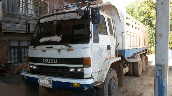 **840,000 บ.ต่อรอง**ขาย10ล้อ2เพลาดั๊ม ISUZU ROCKY 175(ร็อคเล็ก) คัสซี359xxx แบบรุ่นFVZ12MY ปี32 วางเครื่อง6BG1 175ฝาส้ม(ยังไม่ลงเล่ม) เครื่องแน่นดี แรงอึด ประหยัด ช่วงล่างใหญ่ 2เพลา200 คัสซีดี ไม่ปะไม่ดาม มีบวมชัดเจนกลางตัวข้างซ้ายรถ กระบะดั๊มเหล็กสภาพดีพ