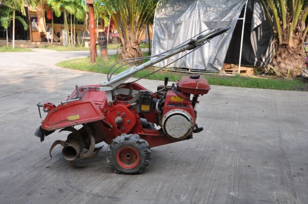 ขายรถพรวนดิน kubota v3สภาพสวยเดิมจากญี่ปุ่น มีเกียร์ แฮนด์ปรับระดับได้ สาดดินได้ดีมาก 12,000เท่านั้น