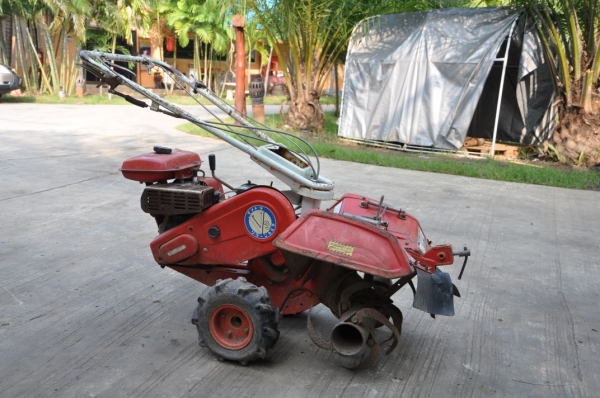 ขายรถพรวนดิน kubota v3สภาพสวยเดิมจากญี่ปุ่น มีเกียร์ แฮนด์ปรับระดับได้ สาดดินได้ดีมาก 12,000เท่านั้น