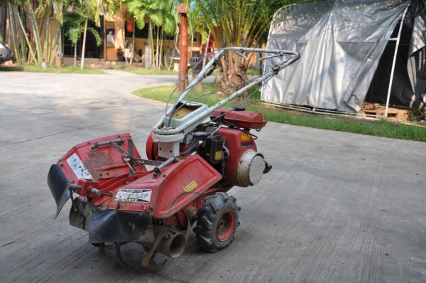 ขายรถพรวนดิน kubota v3สภาพสวยเดิมจากญี่ปุ่น มีเกียร์ แฮนด์ปรับระดับได้ สาดดินได้ดีมาก 12,000เท่านั้น