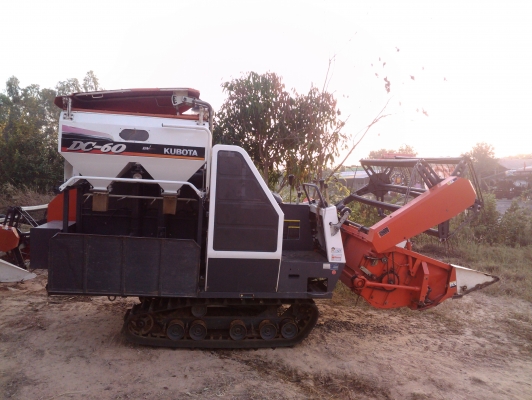 ขายรถเกี่ยวข้าวคูโบต้าdc60พลัส ขายรถเกี่ยวข้าวคูโบต้าdc60พลัส