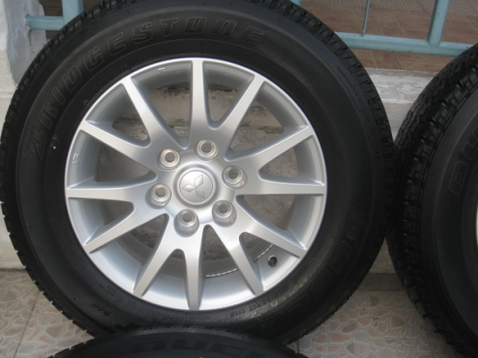 ขายล้อแม็กถอดป้ายแดง Mitsu Pajero sport 17"x7.5" et38 6รู139.7 + ยาง Bridgestone dueler h/t 840 245/65r17 ยางผลิตสัปดาห์ที่22,2 เส้นและ 23,2เส้น ปี13 ตุ่มและสีที่หน้ายางมีทุกเส้น ขายทั้งชุด 23,500 บาทครับ สนใจติดต่อเล็กคลองสาม (081-3747940)
