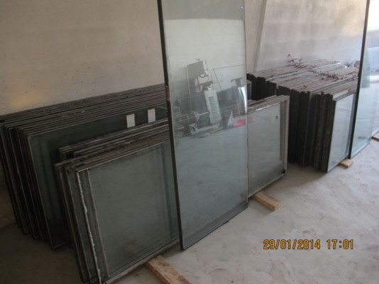 ขายกระจกสำเร็จรูปติดผนังบ้านหรืออาคารเป็นกระจกเซฟตี้มี2ด้าน