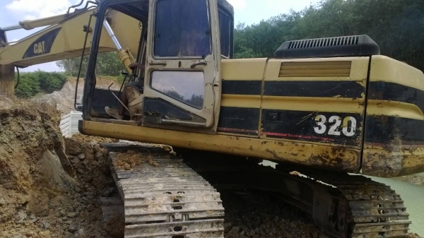CAT320 V2  ใช้งานอยู่ ทำงานดีมาก มีตำหนิที่แผ่นและสี อย่างอื่นได้...ไฟฟ้ามี แอร์มี เอวแน่น