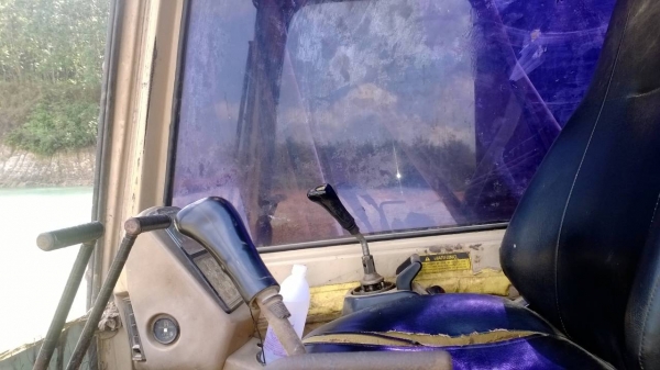 CAT320 V2  ใช้งานอยู่ ทำงานดีมาก มีตำหนิที่แผ่นและสี อย่างอื่นได้...ไฟฟ้ามี แอร์มี เอวแน่น