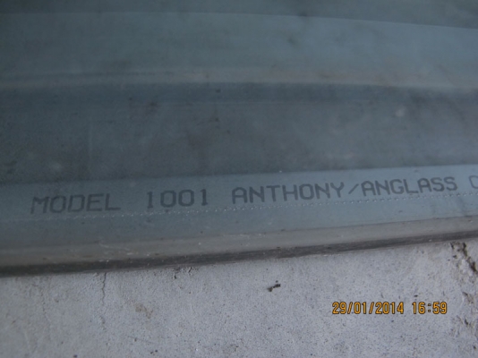 ขายกระจกสำเร็จรูปตกแต่งบ้านร้านค้าหรืออาคารเป็นกระจกเซฟตี้มี2ด้าน