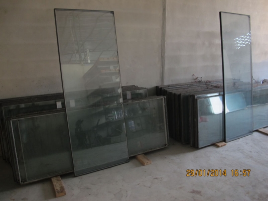 ขายกระจกสำเร็จรูปตกแต่งบ้านร้านค้าหรืออาคารเป็นกระจกเซฟตี้มี2ด้าน